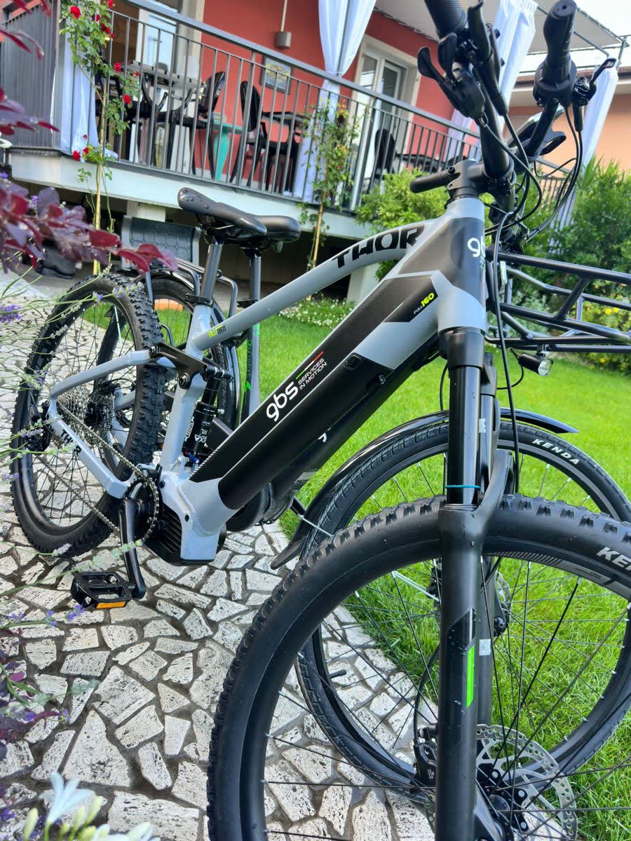 Mountain e-bike full suspension a noleggio davanti a SK Active, Riva del Garda